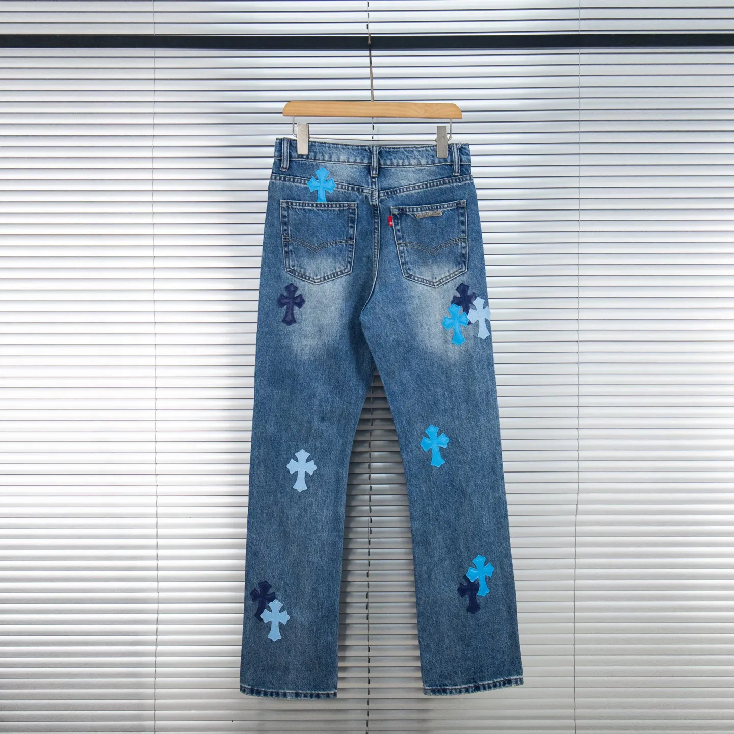 P260 Chrome Hearts micro-flared light blue multi-leather hot jeans. CH jeans need to be washed after the finished product, then disassembled and hand-stitched with sheepskin cross leather and then spliced ​​to complete. The whole piece has too many craftsmanship to explain. The patchwork cross pattern is embellished, and the high-waisted washed jeans! ! Absolutely high-end luxury products, god-level single products and super popular products, made with top heavy industry, a must-see magic weapon. Customized hardware. The fabric is thick and soft after washing. It has good breathability. Customized small leather label. Unique design. The details are simple and elegant, and the workmanship is exquisite. The entire trousers are neatly routed and the details are in place! It’s so cool that both men and women can easily control the genderless trend! Style number: 1796# Color: blue Size: 28 30 32 34 36
